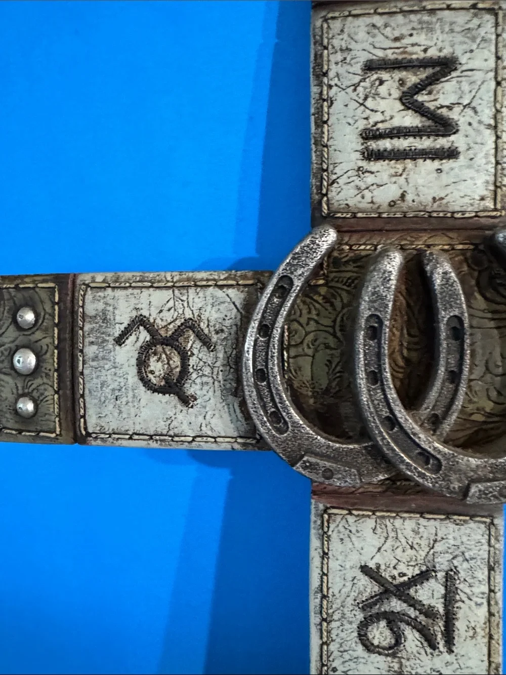 Rustic Western-style wall cross horseshoes design